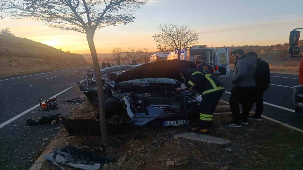Mardin’de otomobil ile tırın çarpıştığı kazada 1 kişi öldü, 2 kişi yaralandı
