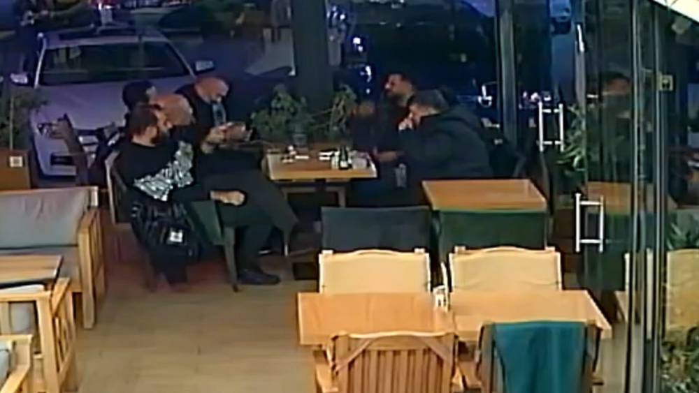 İçtiği çay nefes borusuna kaçan genci Heimlich manevrası kurtardı
