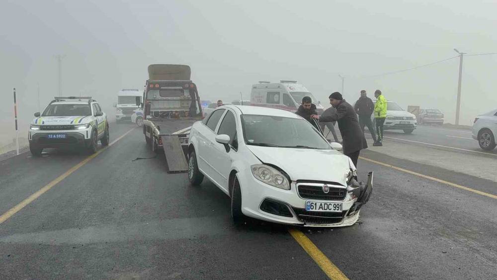 Yoğun sis Tatvan’da zincirleme kazaya neden oldu
