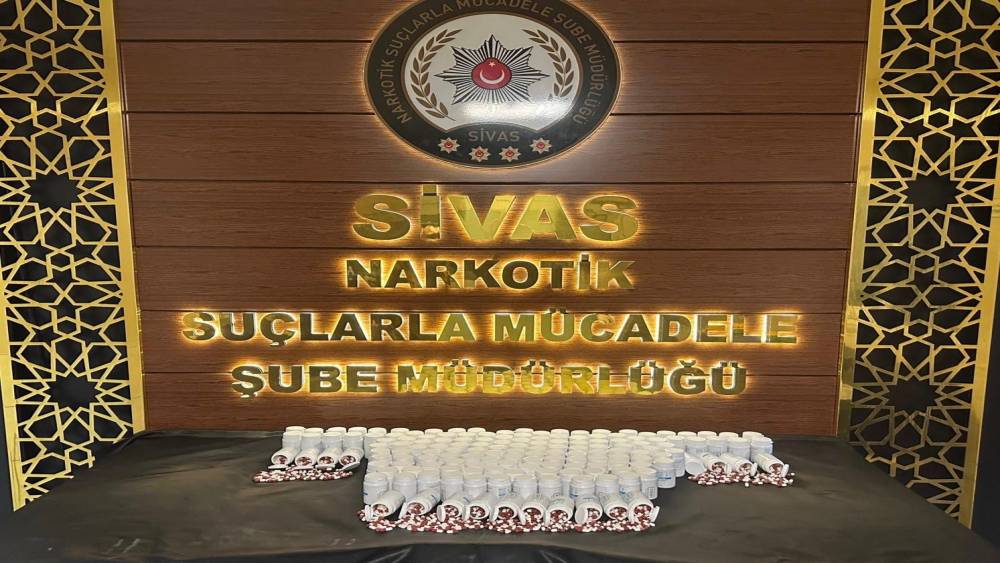 Sivas’ta gerçekleşen narkotik operasyonda 8 bin sentetik ecza ele geçirildi.
