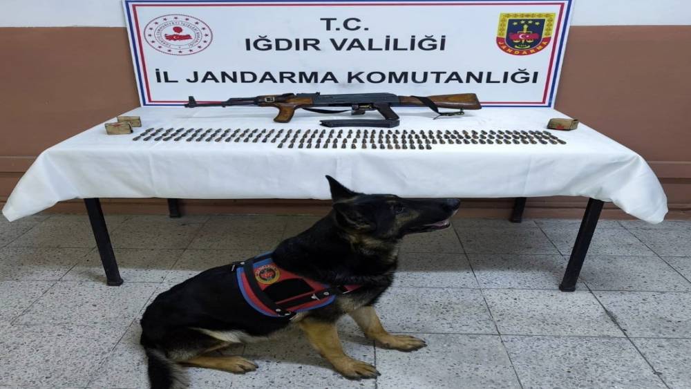 Iğdır’da silah kaçakçılığı operasyonu: Kalaşnikof tüfeği ve 264 fişek ele geçirildi
