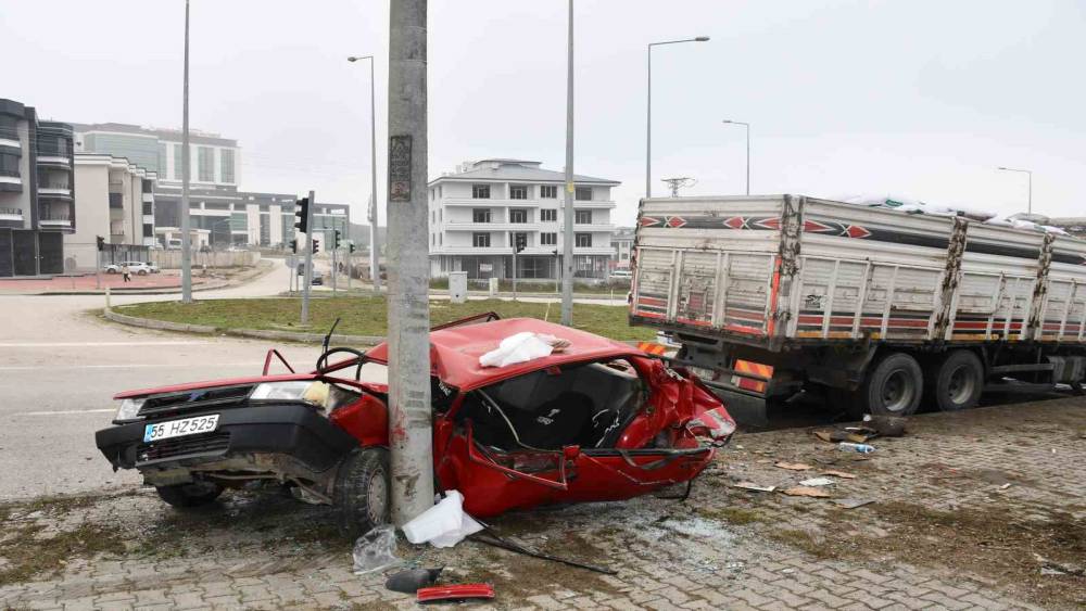 Kamyonun çarptığı Tofaş kağıt gibi katlandı: 4 yaralı
