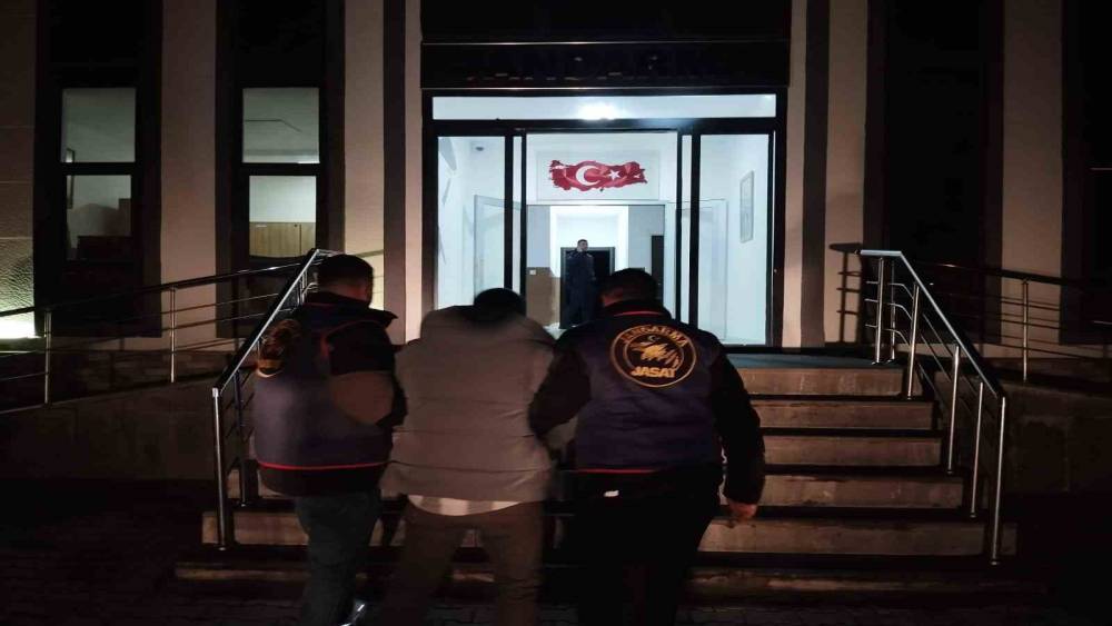 Muş’ta 8 yıl 9 ay kesinleşmiş hapis cezası bulunan firari jandarma tarafından yakalandı
