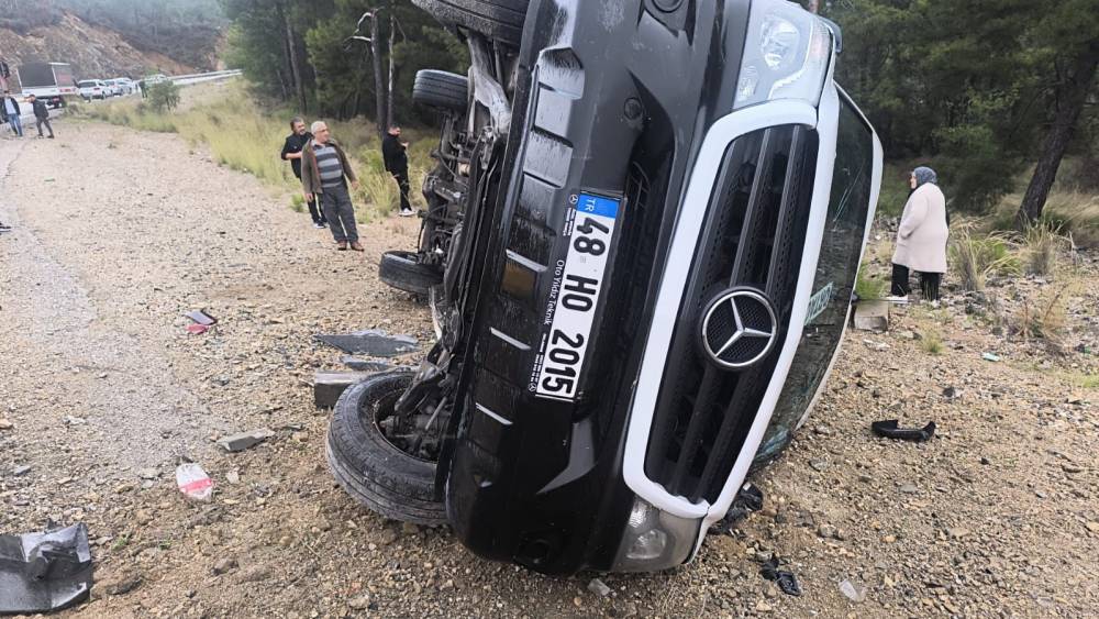 Muğla’da yolcu minibüsü devrildi: 3 yaralı
