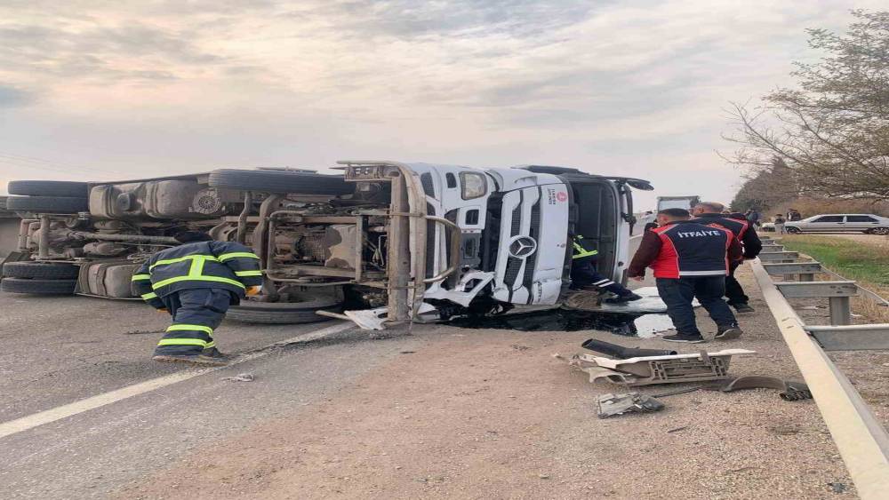 Mardin’de devrilen akaryakıt yüklü tırın sürücüsü yaralandı

