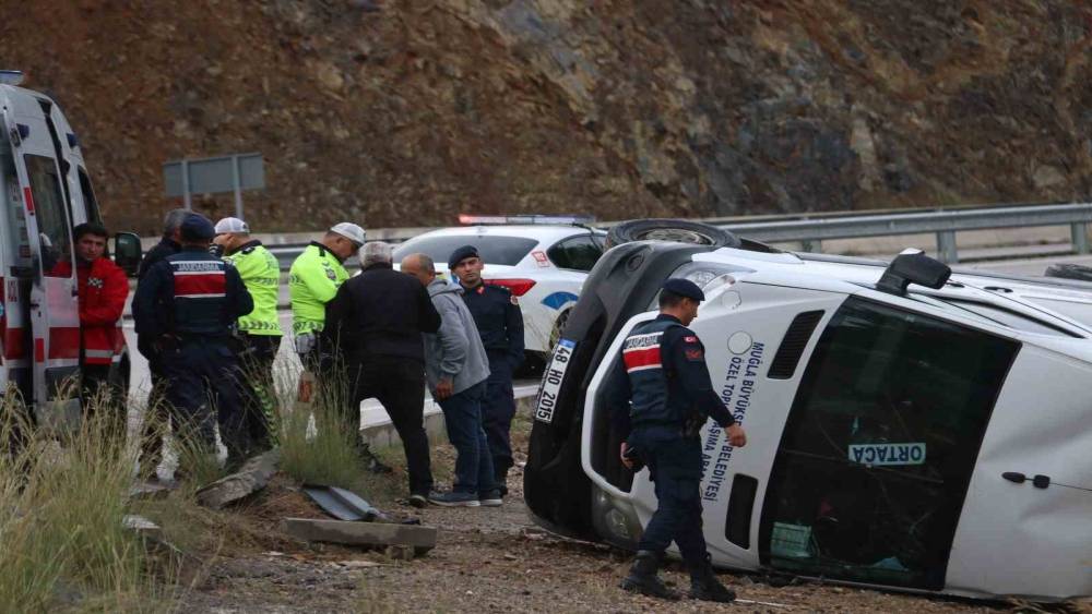 Fethiye’de yolcu minibüsü devrildi: 7 yaralı
