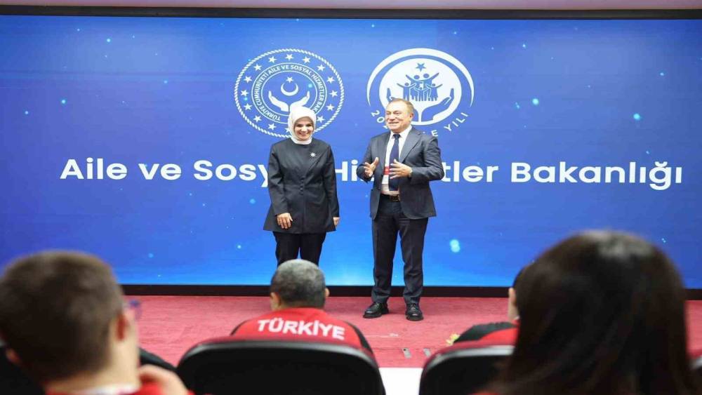 Bakan Göktaş engelli sporcularla bir araya geldi
