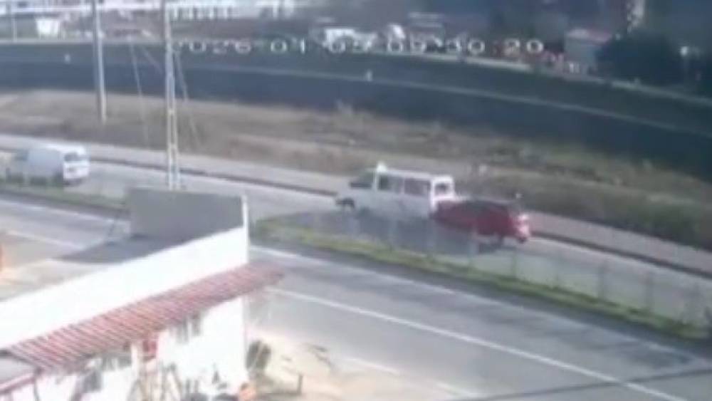 Trabzon&rsquo;da yolcu indiren dolmuşa arkadan gelen otomobil &ccedil;arptı: 3 yaralı
