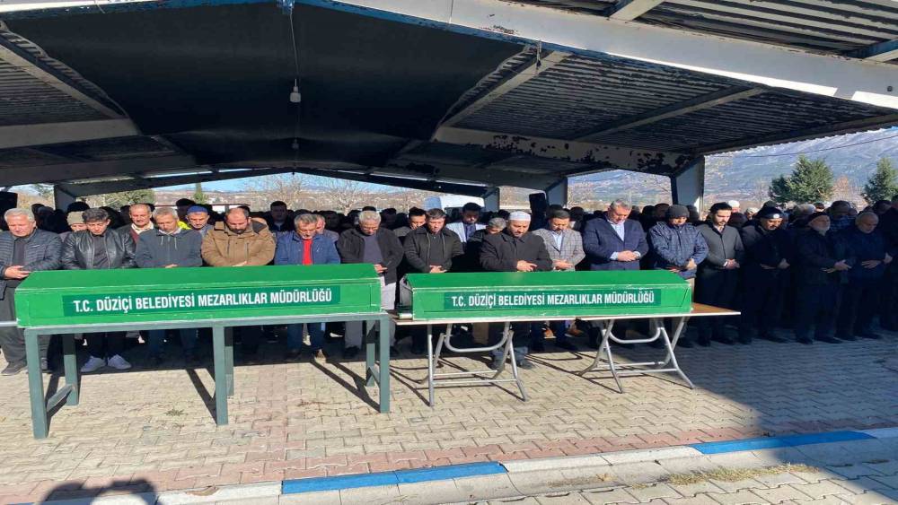 Kazada hayatını kaybeden baba ve gelin D&uuml;zi&ccedil;i&rsquo;nde son yolculuğuna uğurlandı
