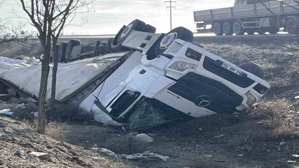 Kontrolden &ccedil;ıkan tır şarampole devrildi: 2 yaralı
