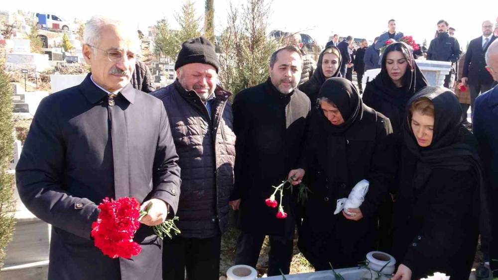 Bakan Uraloğlu Malatya&rsquo;da deprem şehitliğini ziyaret etti

