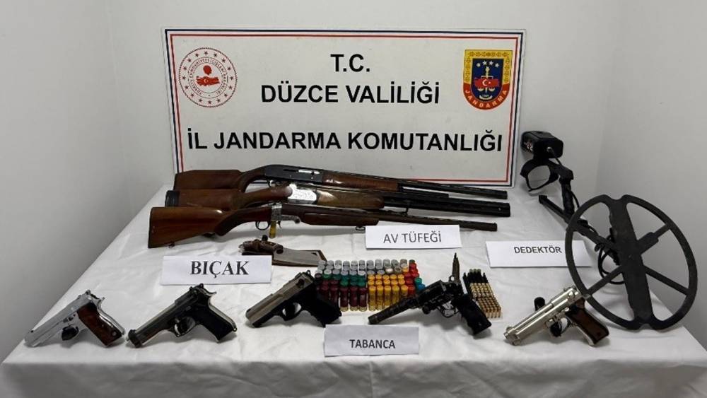 Evde yapılan aramada ruhsatsız silah ve t&uuml;fek ele ge&ccedil;irildi
