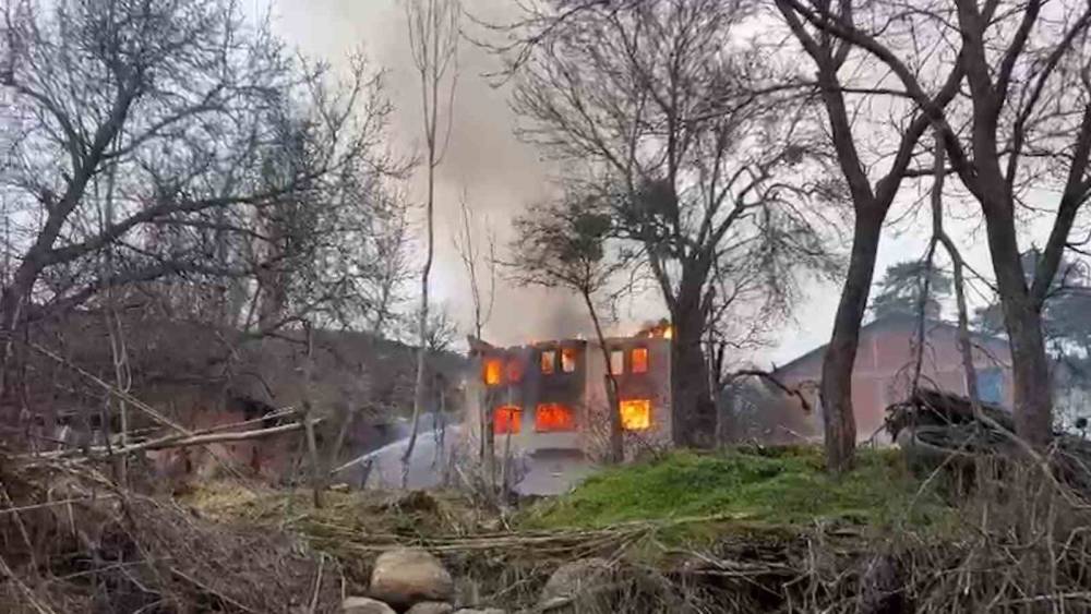 Bolu&rsquo;da iki katlı ev alevlere teslim oldu
