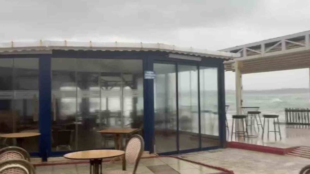 Didim&rsquo;de fırtına etkili oldu: Deniz taştı, kafeyi su bastı
