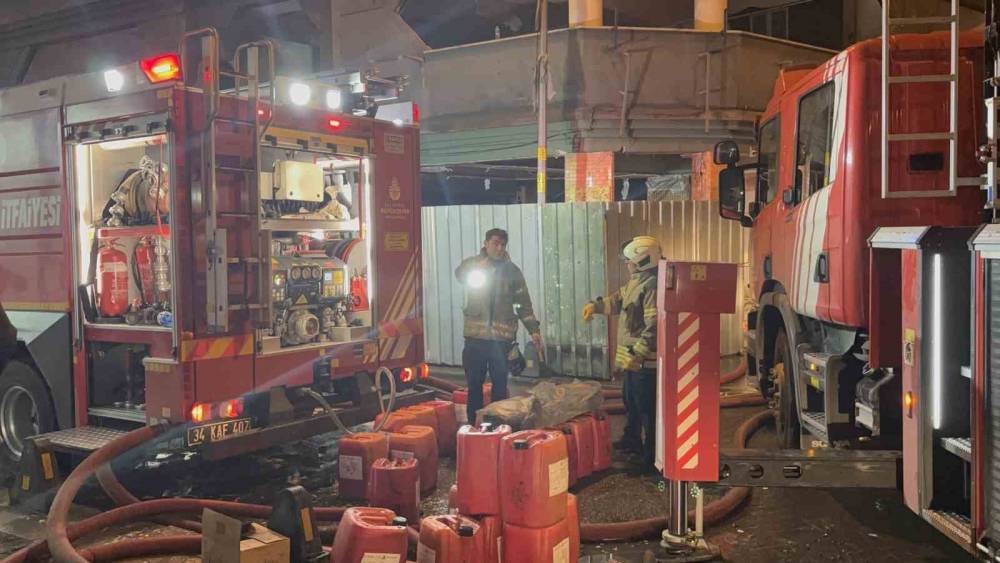 Bayrampaşa&rsquo;da kimyasal dolu tankın kesimi esnasında yangın &ccedil;ıktı

