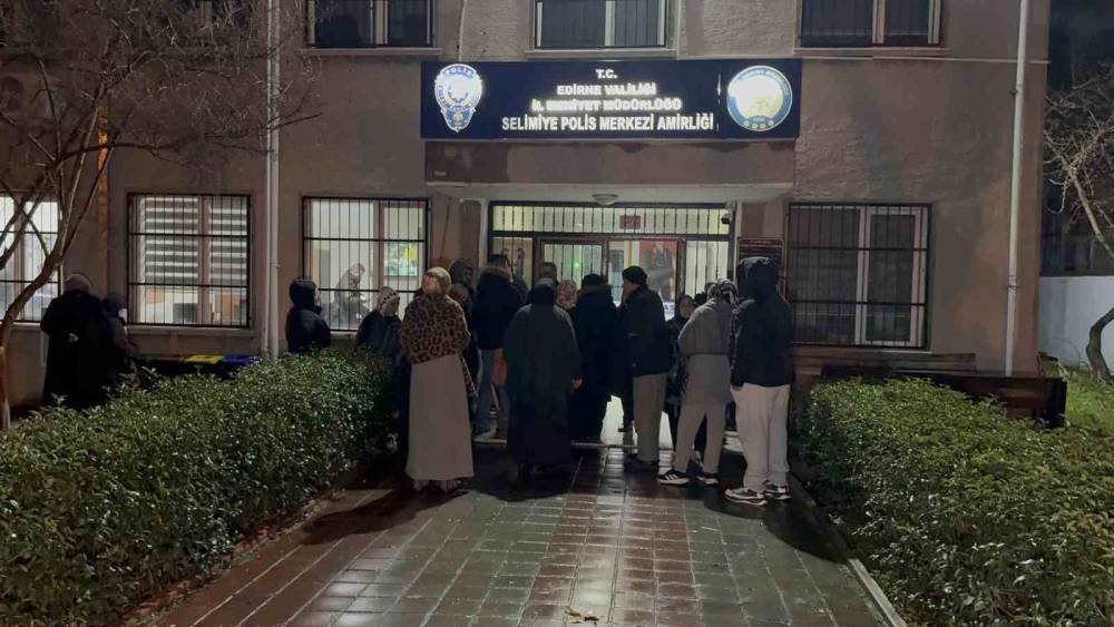 Edirne&rsquo;de umre vaadiyle 17 kişiyi dolandırdılar
