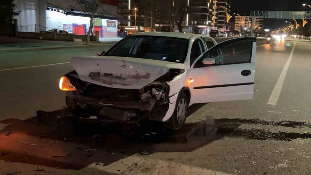 Kırmızı ışıkta bekleyen otomobile arkadan &ccedil;arptı: 1 yaralı
