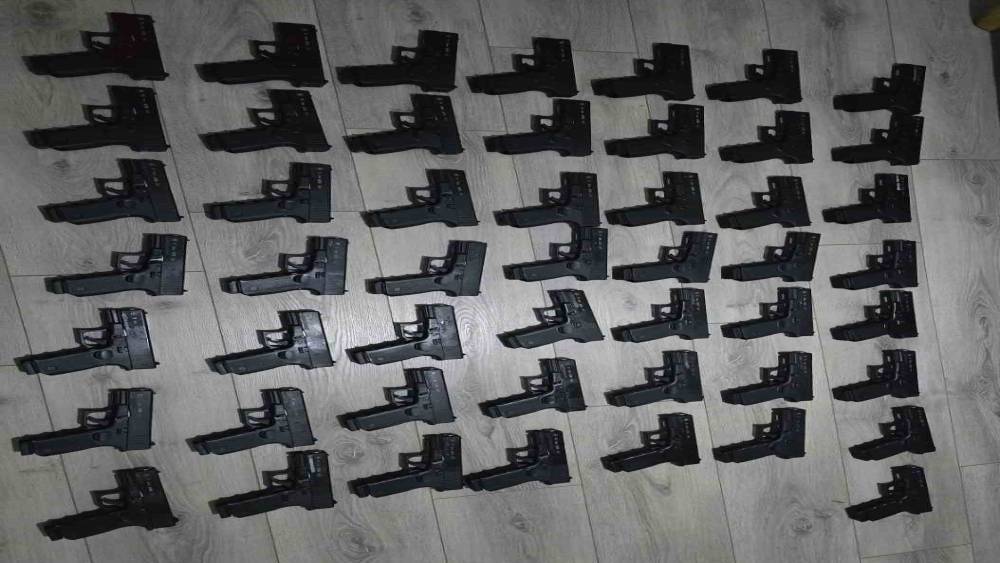 İstanbul&rsquo;da g&ouml;zaltına alınan kişinin evinden ve aracından 50 tabanca &ccedil;ıktı
