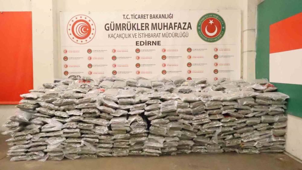Ticaret Bakanlığı G&uuml;mr&uuml;kler Muhafaza ekiplerinden zehir tacirlerine ağır darbe: 1 ton 413 kilo esrar ele ge&ccedil;irildi
