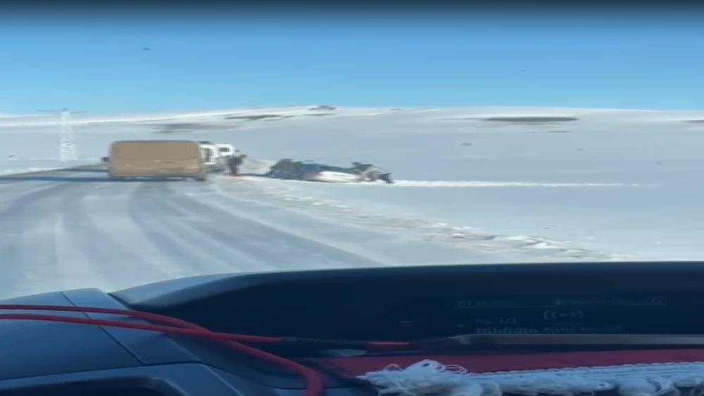 Arpa&ccedil;ay&rsquo;da yoldan &ccedil;ıkan aracı k&ouml;yl&uuml;ler el birliğiyle kurtardı
