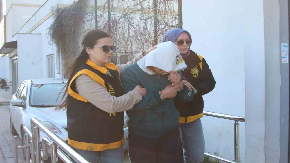 Karı-koca tartışmasında kadın kocasını bı&ccedil;akladı
