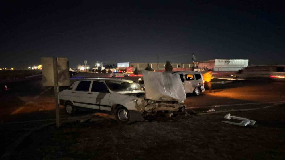 Şanlıurfa&rsquo;da hafif ticari ara&ccedil; ile otomobil &ccedil;arpıştı: 5 yaralı
