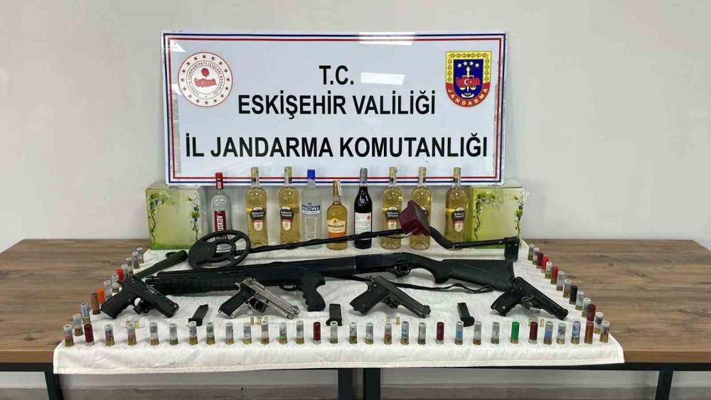 İkametlerinde silah, m&uuml;himmat ve ka&ccedil;ak alkol bulunduran 2 ş&uuml;pheli yakalandı
