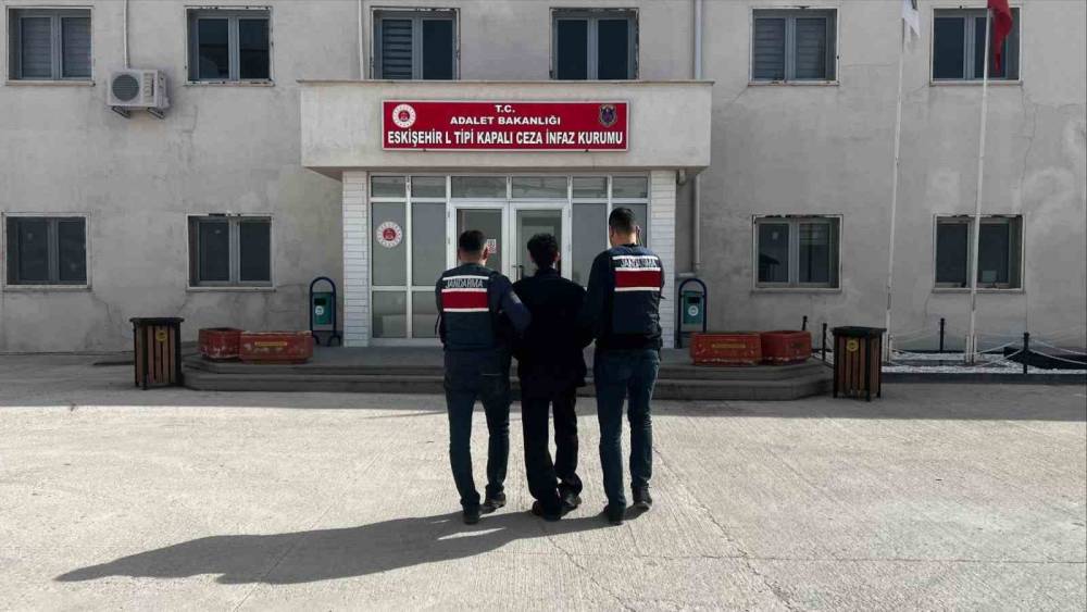 Eskişehir&rsquo;de 10 yıl ve &uuml;zeri aranması bulunan 2 şahıs yakalandı
