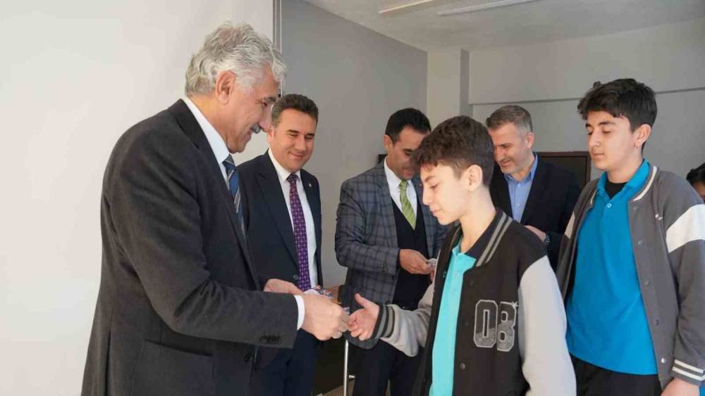 Kahta Belediyesi&rsquo;nden YKS ve LGS &ouml;ğrencilerine dijital destek
