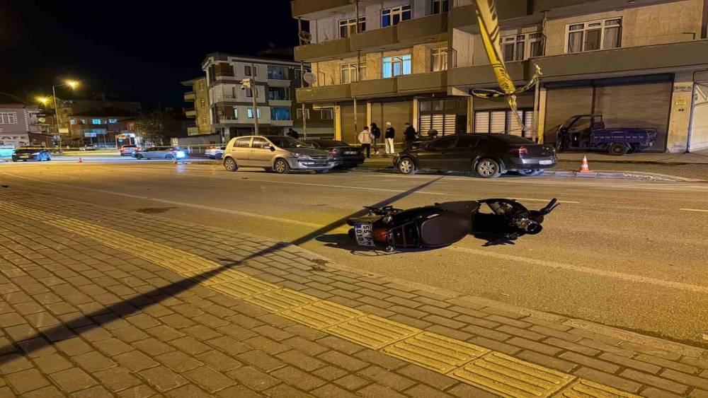 Otomobille motosiklet &ccedil;arpıştı: 1 ağır yaralı
