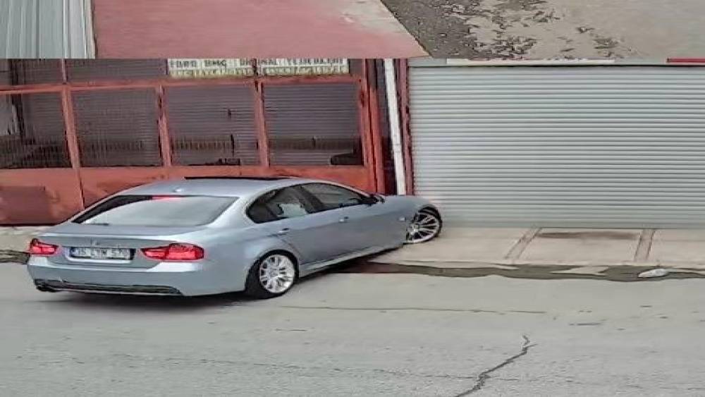 İzmir&rsquo;de bir s&uuml;r&uuml;c&uuml; drift atarken kaza yaptı
