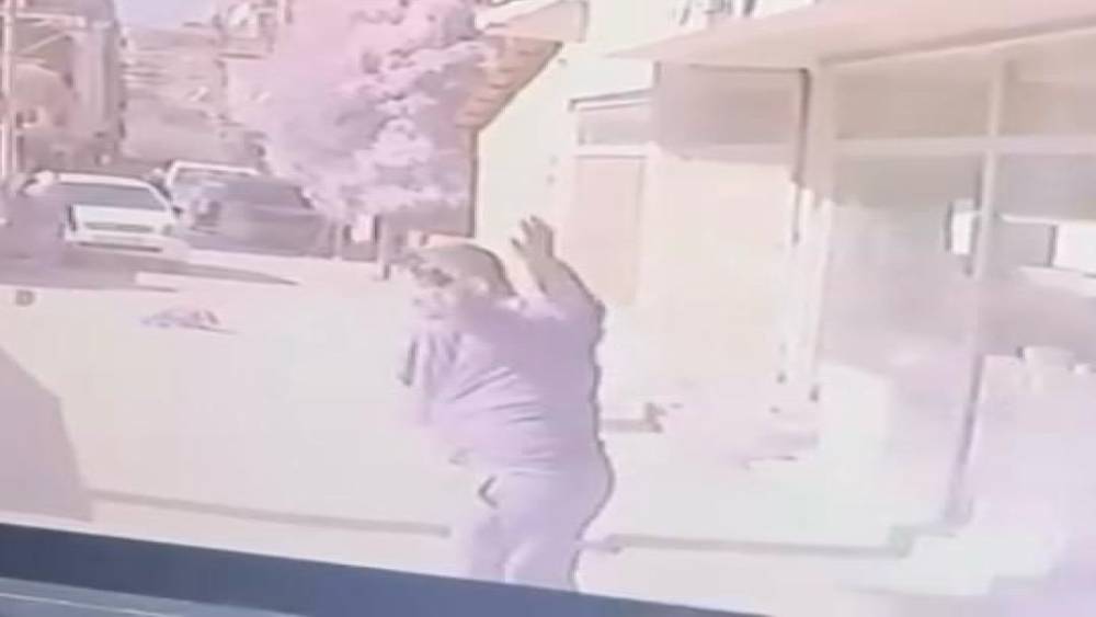 İzmir&rsquo;de alacak verecek kavgası kanlı bitti: 1 yaralı
