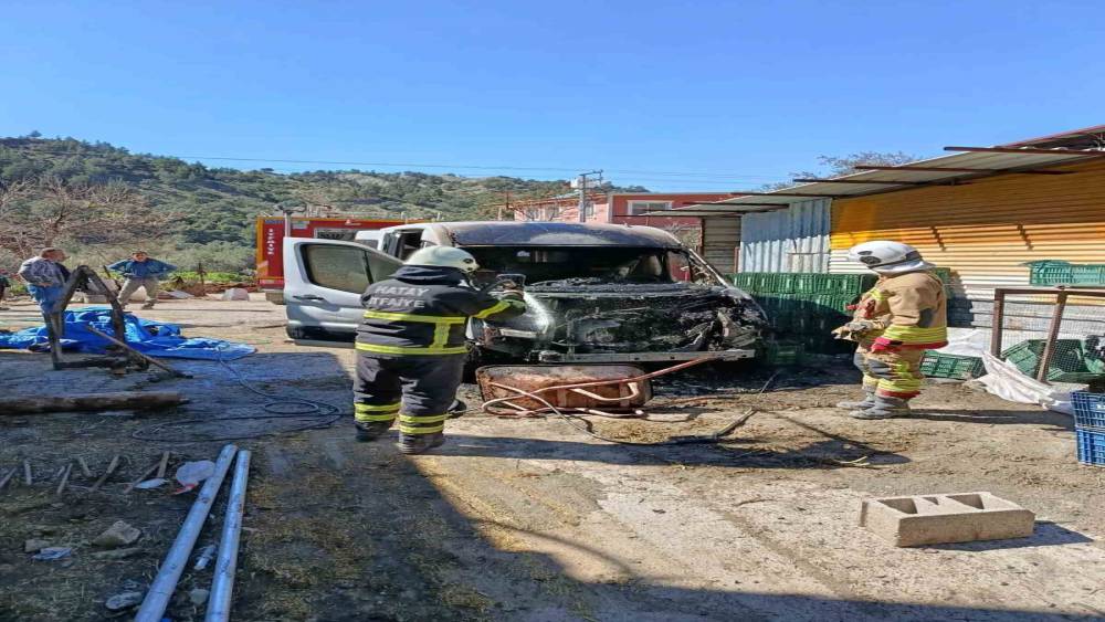 Arsuz&rsquo;da minib&uuml;s yangını
