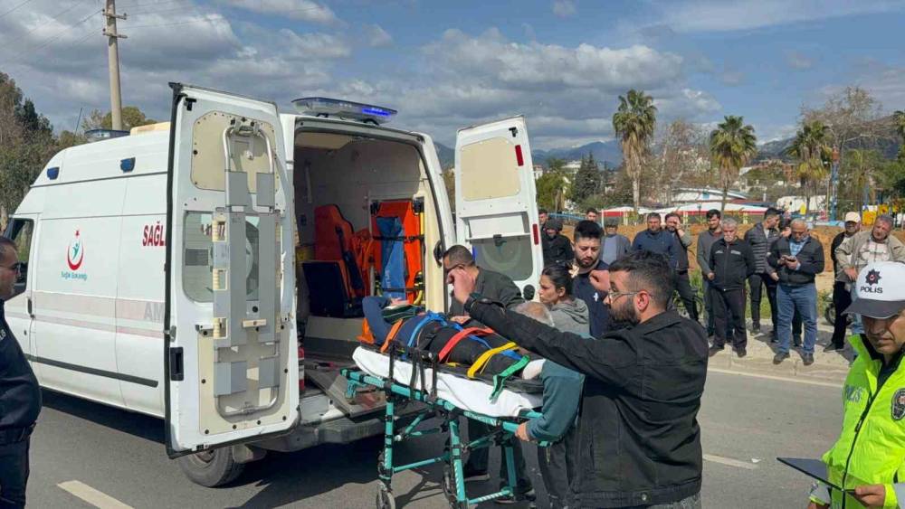 Antalya&rsquo;da motosiklet hafif ticari ara&ccedil;la &ccedil;arpıştı: 2 yaralı
