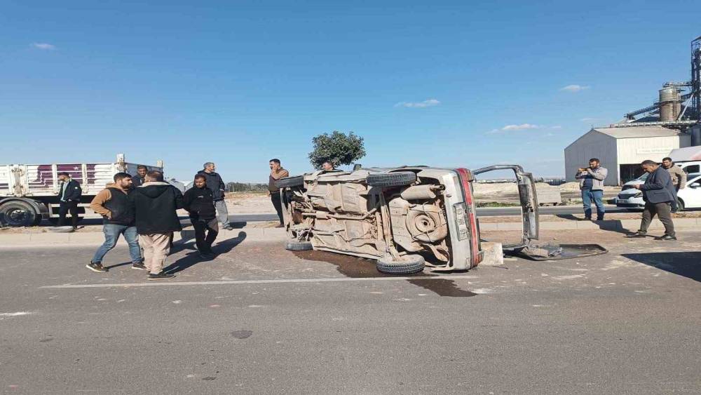 Şanlıurfa&rsquo;da otomobil devrildi: 3 yaralı
