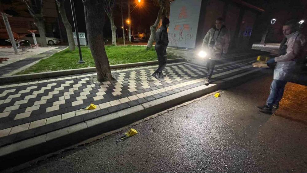 Karaman&rsquo;da t&uuml;fekle rastgele ateş a&ccedil;ıldı: Sa&ccedil;malar otomobil ile binaya isabet etti
