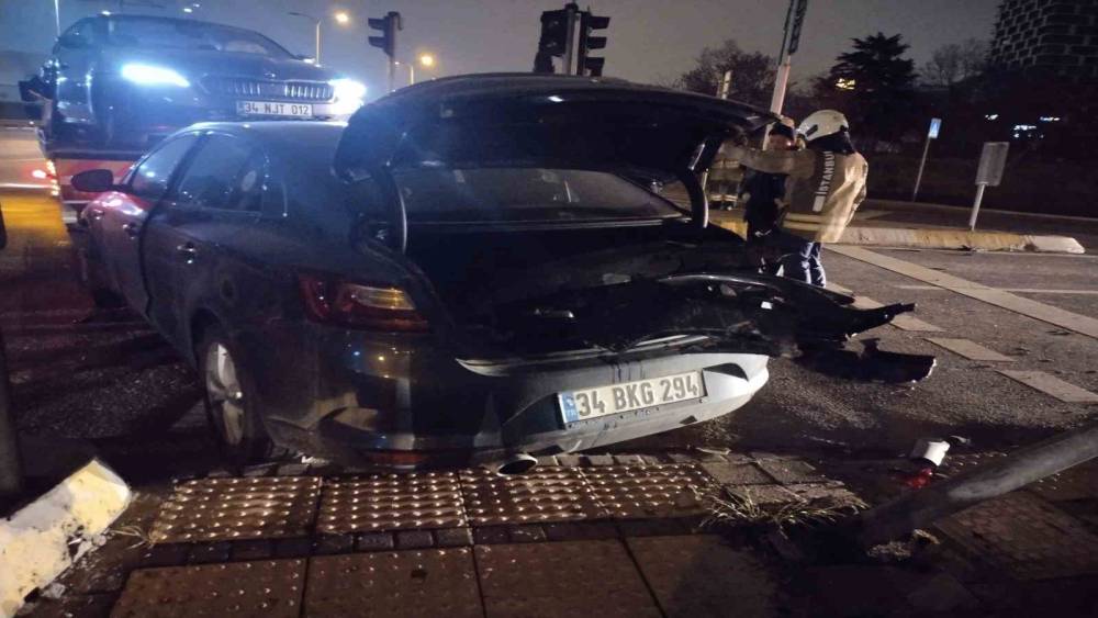 Kartal&rsquo;da iki otomobil &ccedil;arpıştı: 2 yaralı
