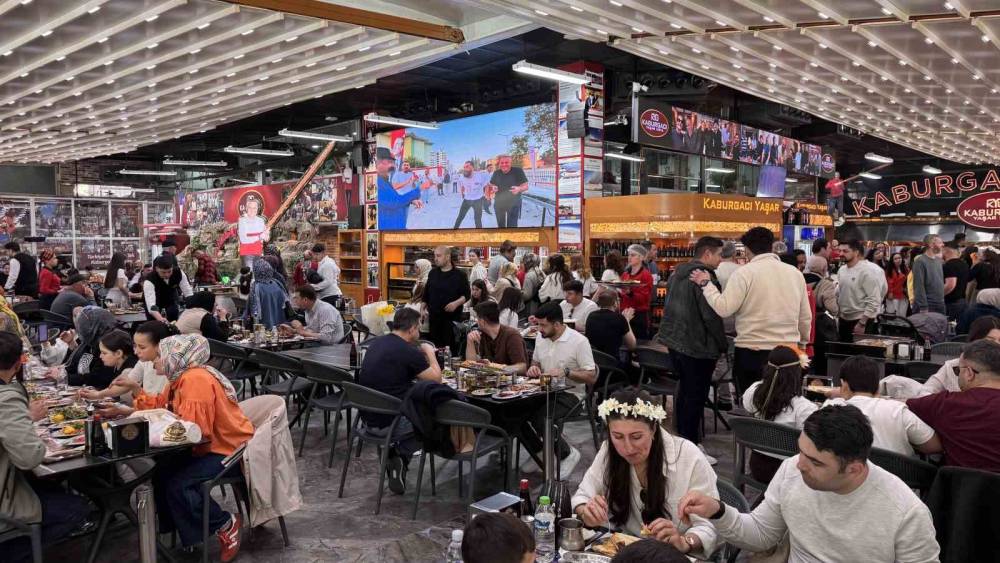 Karnaval esnafın y&uuml;z&uuml;n&uuml; g&uuml;ld&uuml;rd&uuml;, kebap&ccedil;ılar doldu taştı
