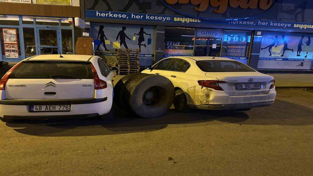 Kars&rsquo;ta seyir halindeki kamyonun tekeri koptu: Park halindeki ara&ccedil;lar zarar g&ouml;rd&uuml;
