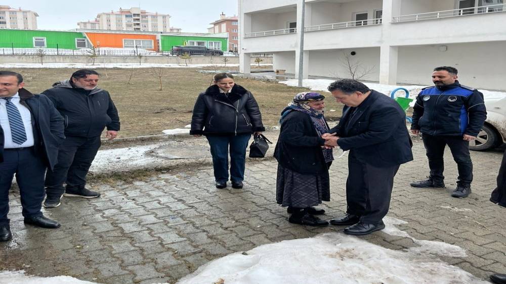 Başkan Demir, huzurevini ziyaret etti
