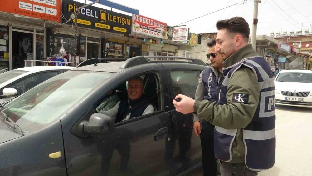 Hatay&rsquo;da polis ekipleri hatalı park konusunda s&uuml;r&uuml;c&uuml;leri uyardı
