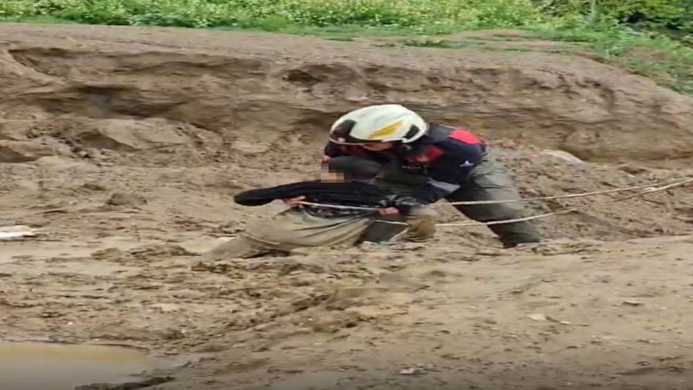 İzmir&rsquo;de &ccedil;amura saplanan &ccedil;ocukları itfaiye kurtardı
