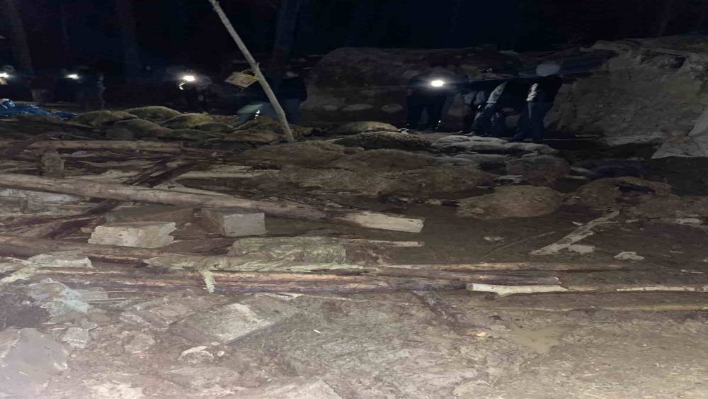 Van&rsquo;da ahır &ccedil;&ouml;kt&uuml;: 56 k&uuml;&ccedil;&uuml;kbaş hayvan telef oldu
