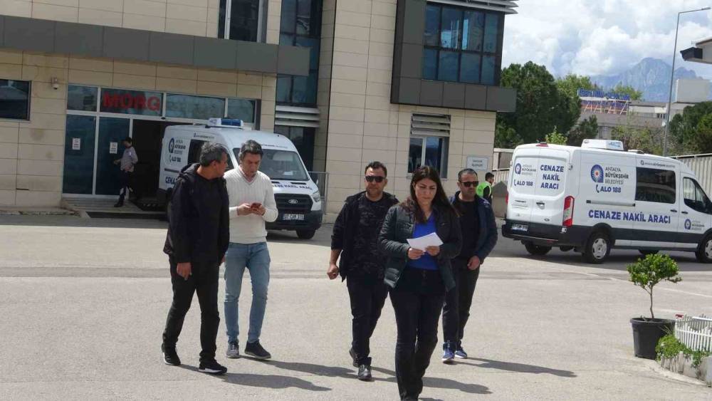 Ekmek almak i&ccedil;in markete giden yaşlı adam &ccedil;&ouml;p kamyonunun altında hayatını kaybetti
