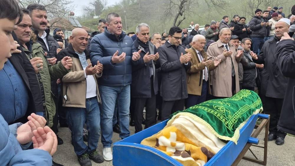 G&ouml;lette boğulan &ccedil;ocuk g&ouml;zyaşlarıyla son yolculuğuna uğurlandı
