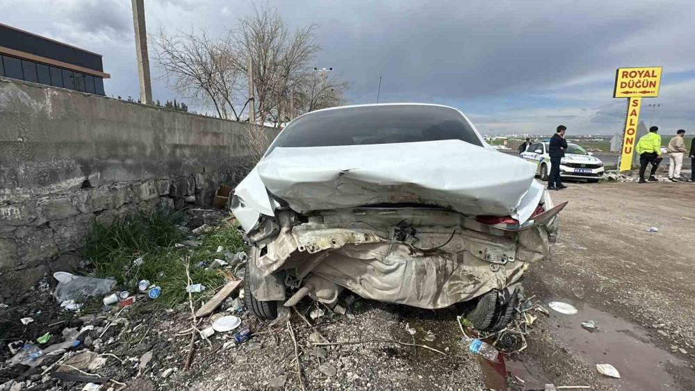 Otomobil yayaya &ccedil;arptı: 1&rsquo;i ağır 2 yaralı
