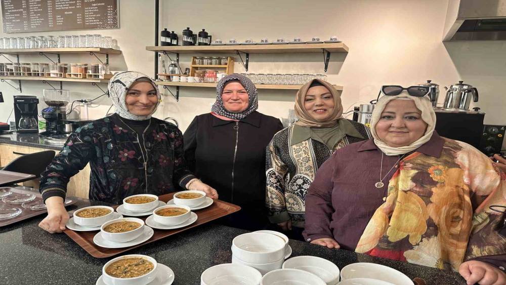 T&uuml;rkiye&rsquo;nin ilk ekolojik marketinde vatandaşlara ekşili pilav ikramı
