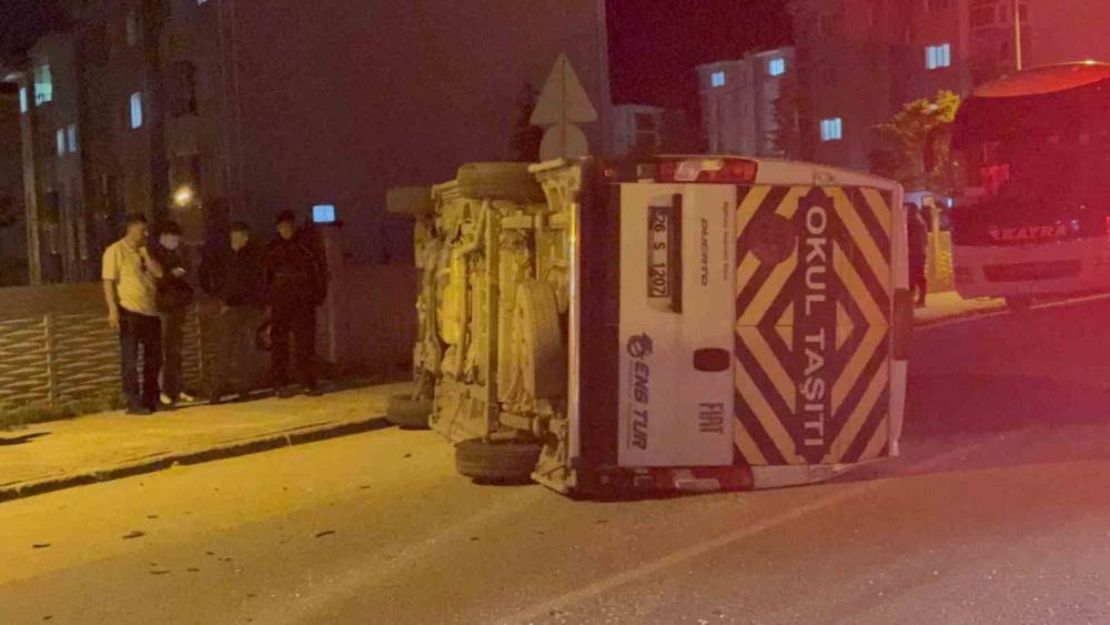 Otomobilin &ccedil;arptığı iş&ccedil;i servisi yan yattı: 7 yaralı
