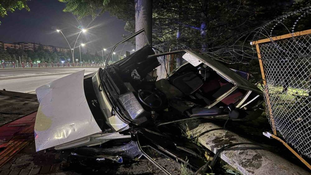 Kayseri&rsquo;de kontrolden &ccedil;ıkan otomobil bah&ccedil;eye u&ccedil;tu: 3 yaralı
