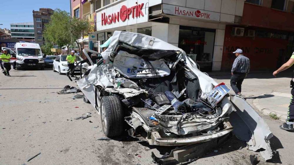 Freni patlayan kamyon caddeyi savaş alanına &ccedil;evirdi: 10 ara&ccedil; zarar g&ouml;rd&uuml;, 5 yaralı
